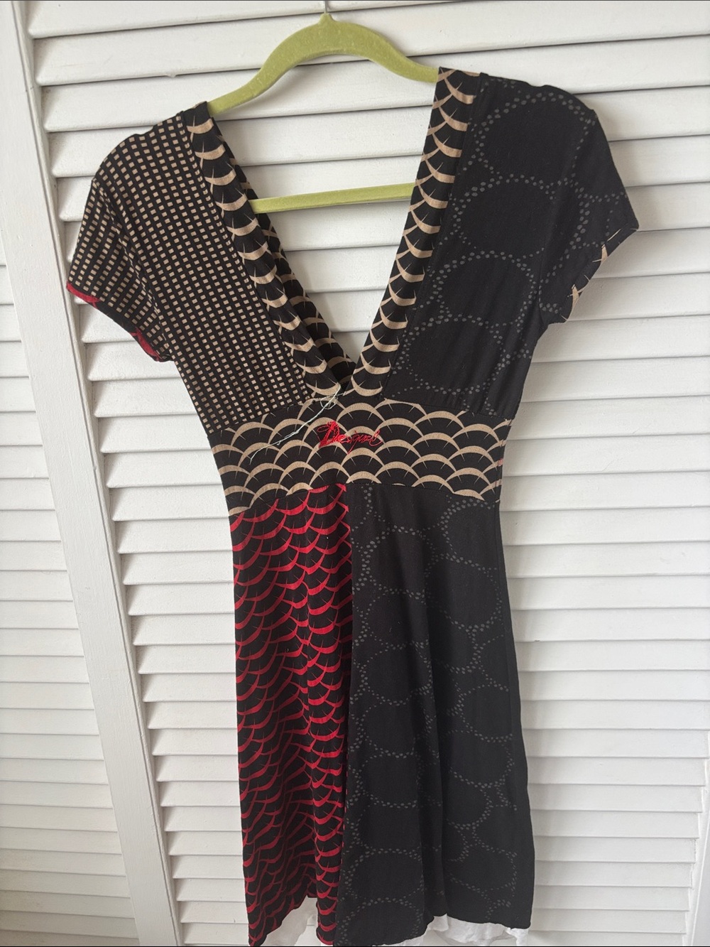 Black & Red Mixed-Print V-Neck Women’s Dress - Picture 4 of 6